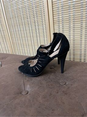 Pelle Moda Black Suede Cutout Peep-Toe Heels 👠 Sz8